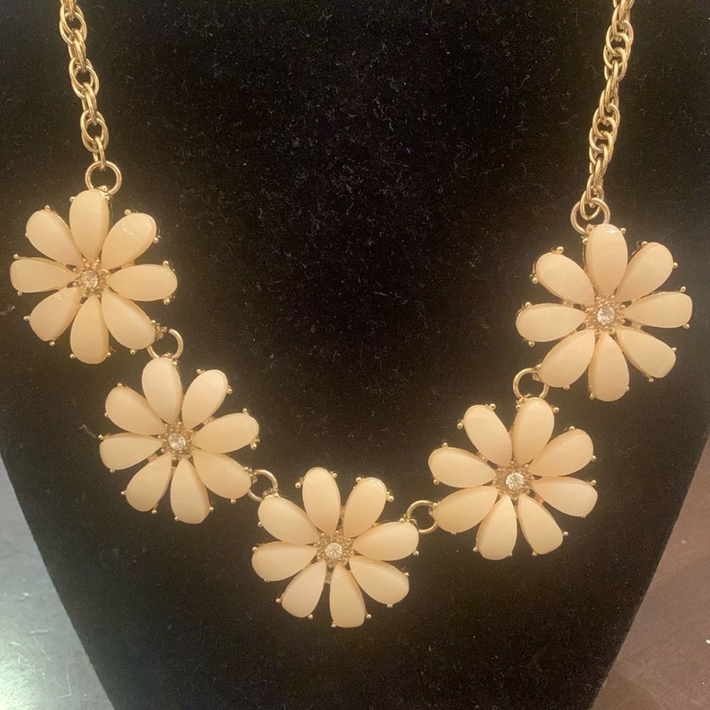 Crème Flower Choker Necklace